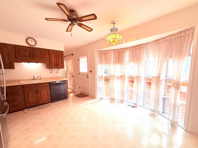 $3,200 | 7 East Pickwick Road, Arlington Heights, IL 60005