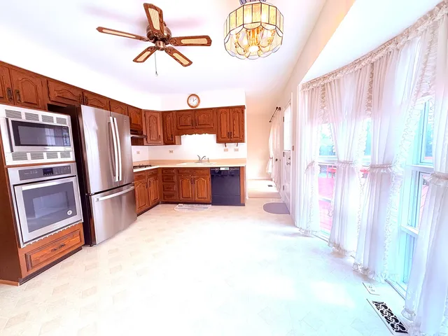 $3,200 | 7 East Pickwick Road, Arlington Heights, IL 60005