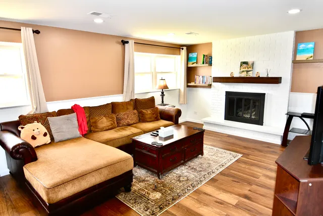 $3,200 | 7 East Pickwick Road, Arlington Heights, IL 60005