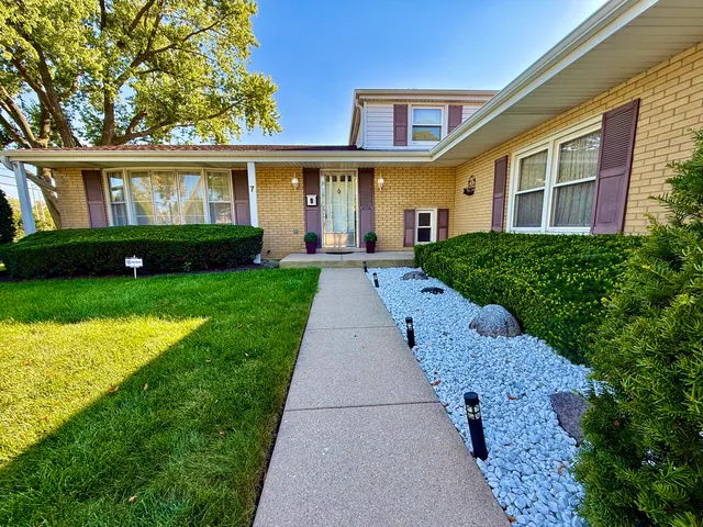 $3,200 | 7 East Pickwick Road, Arlington Heights, IL 60005