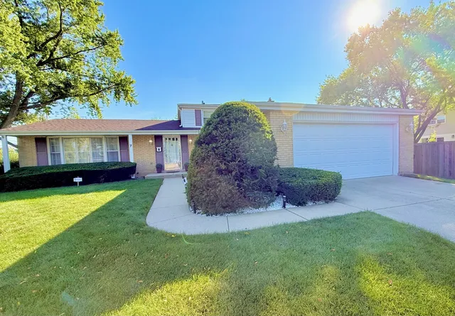$3,200 | 7 East Pickwick Road, Arlington Heights, IL 60005