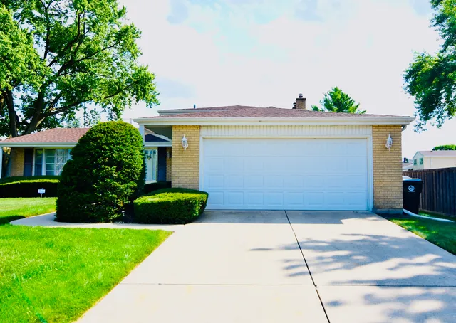 $3,200 | 7 East Pickwick Road, Arlington Heights, IL 60005
