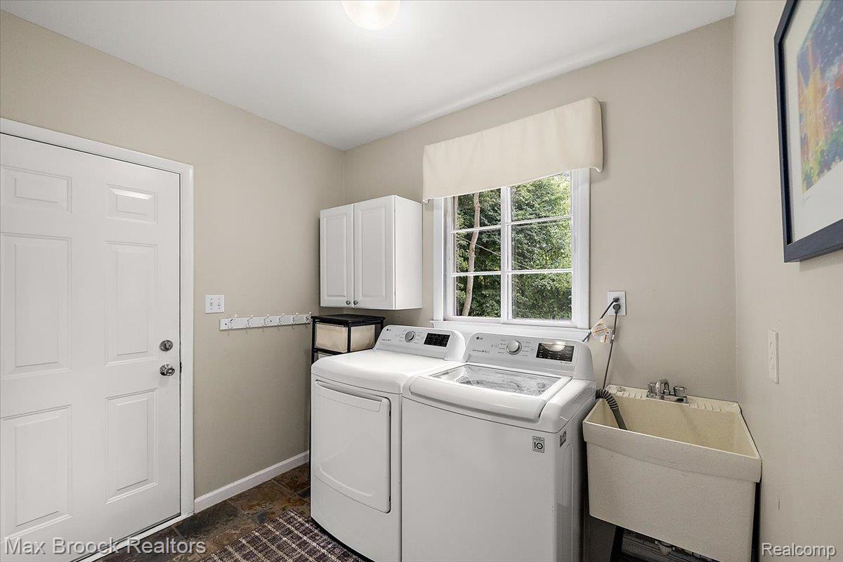 545 Whitehall Road Bloomfield Hills, MI 48304 - Photo 15 of 41 Mud Room & Laundry