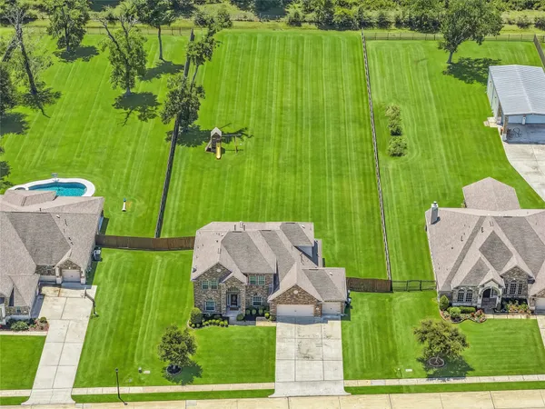 $585,000 | 15326 Icet Creek Avenue, Mont Belvieu, TX 77523