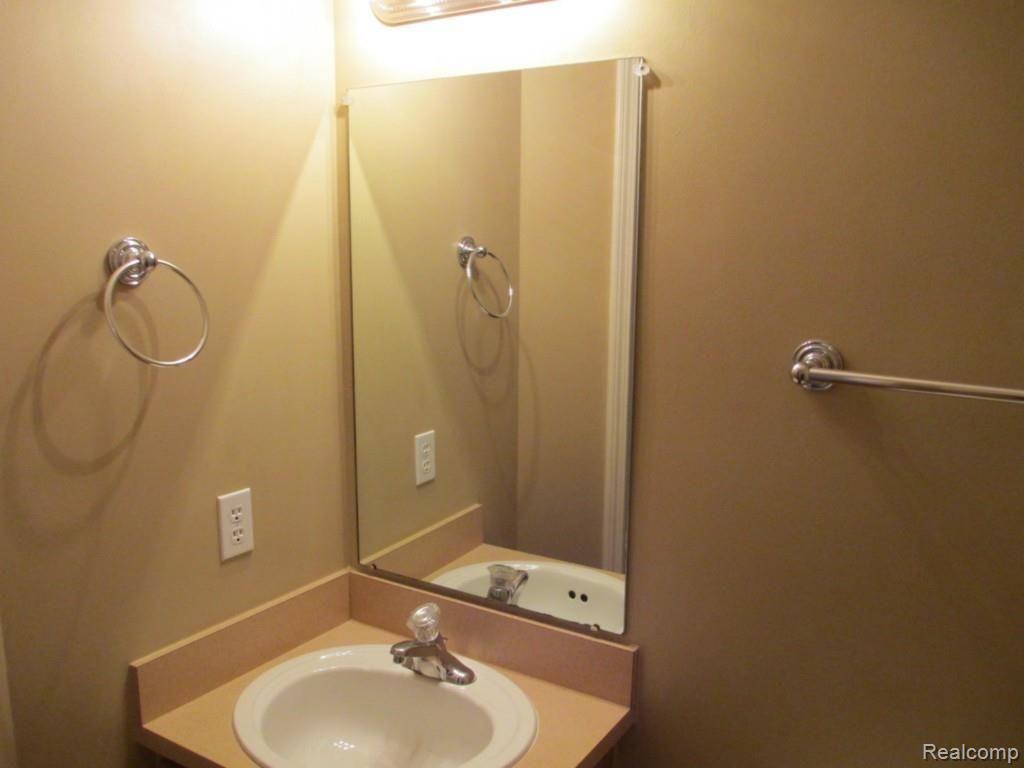 2061 Lagoon Drive Rochester, MI 48309 - Photo 10 of 27 IMG_1387.jpg