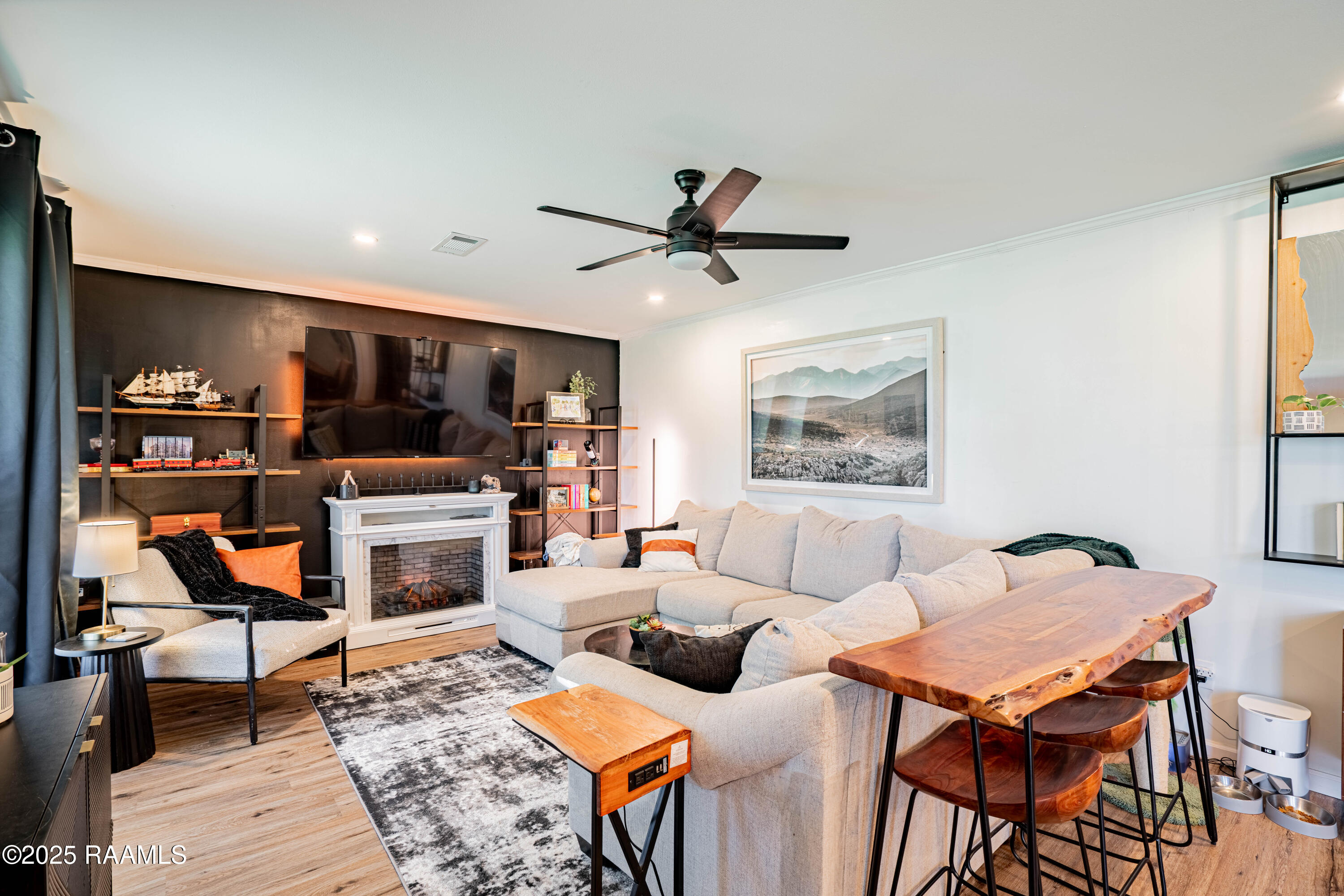 407 North Foote Avenue Kaplan, LA 70548 - Photo 5 of 24 Living Room