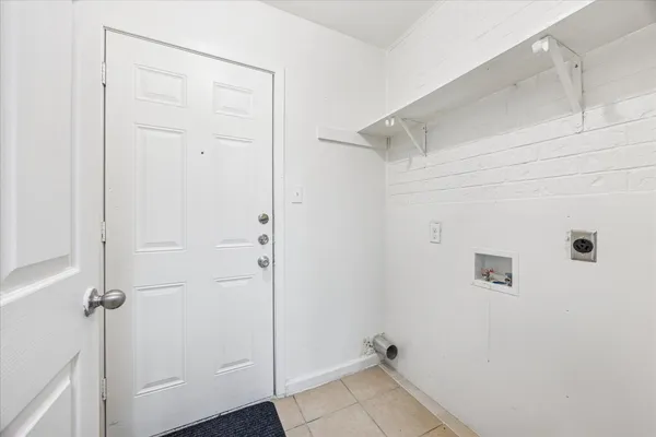 a view of a livingroom with closet