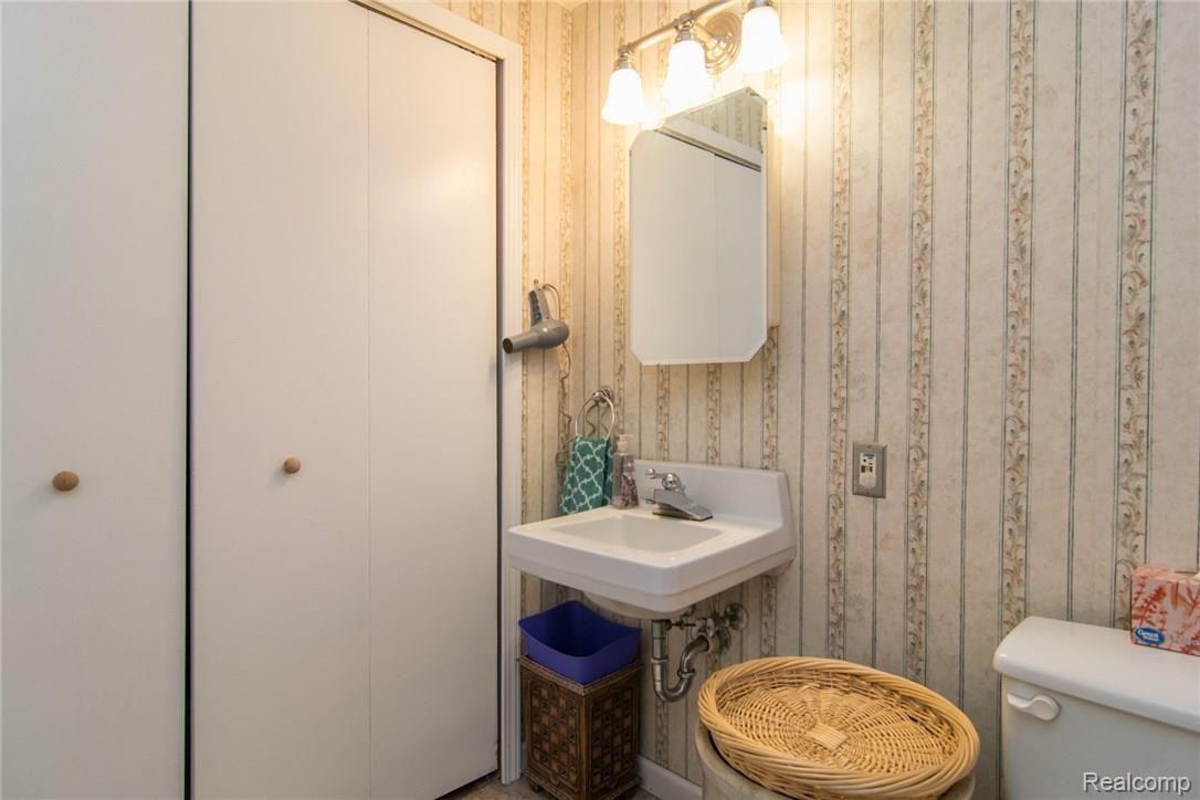 1732 Prestwick Road Grosse Pointe, MI 48236 - Photo 17 of 46 DSC_0846.jpg