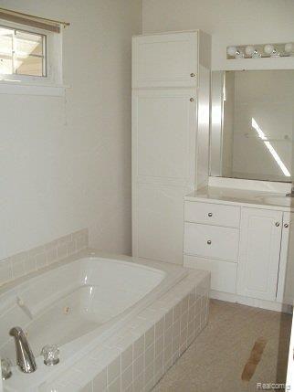 7127 East Pierson Road Davison, MI 48423 - Photo 15 of 23 Master bath with Jet Tub.JPG