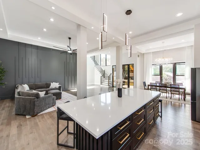 a large kitchen with kitchen island a island in it