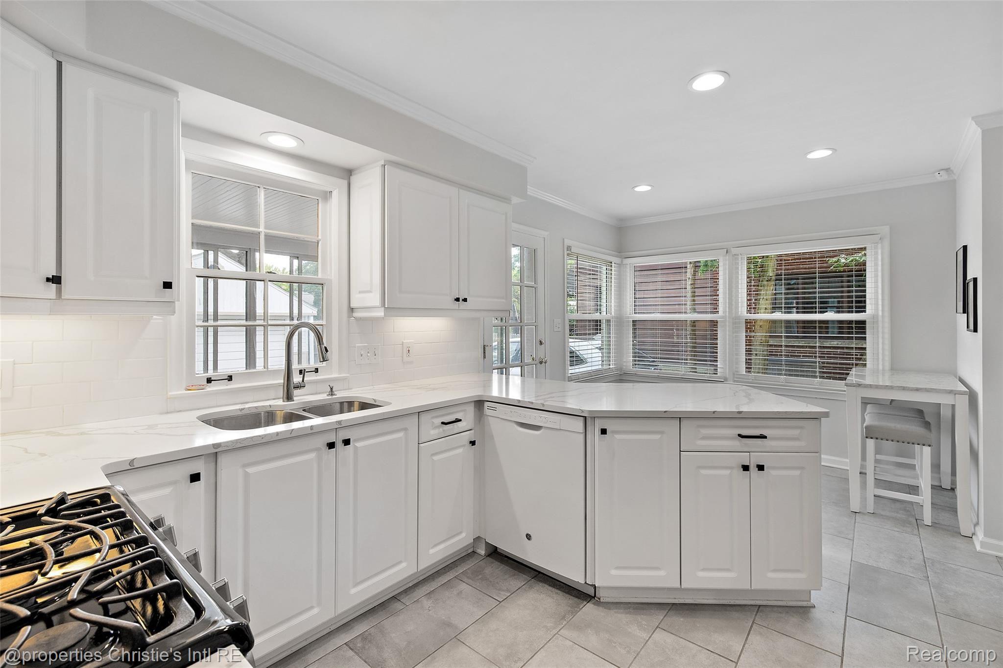938 Roslyn Road Grosse Pointe, MI 48236 - Photo 22 of 44 938 Roslyn Road-24.jpg