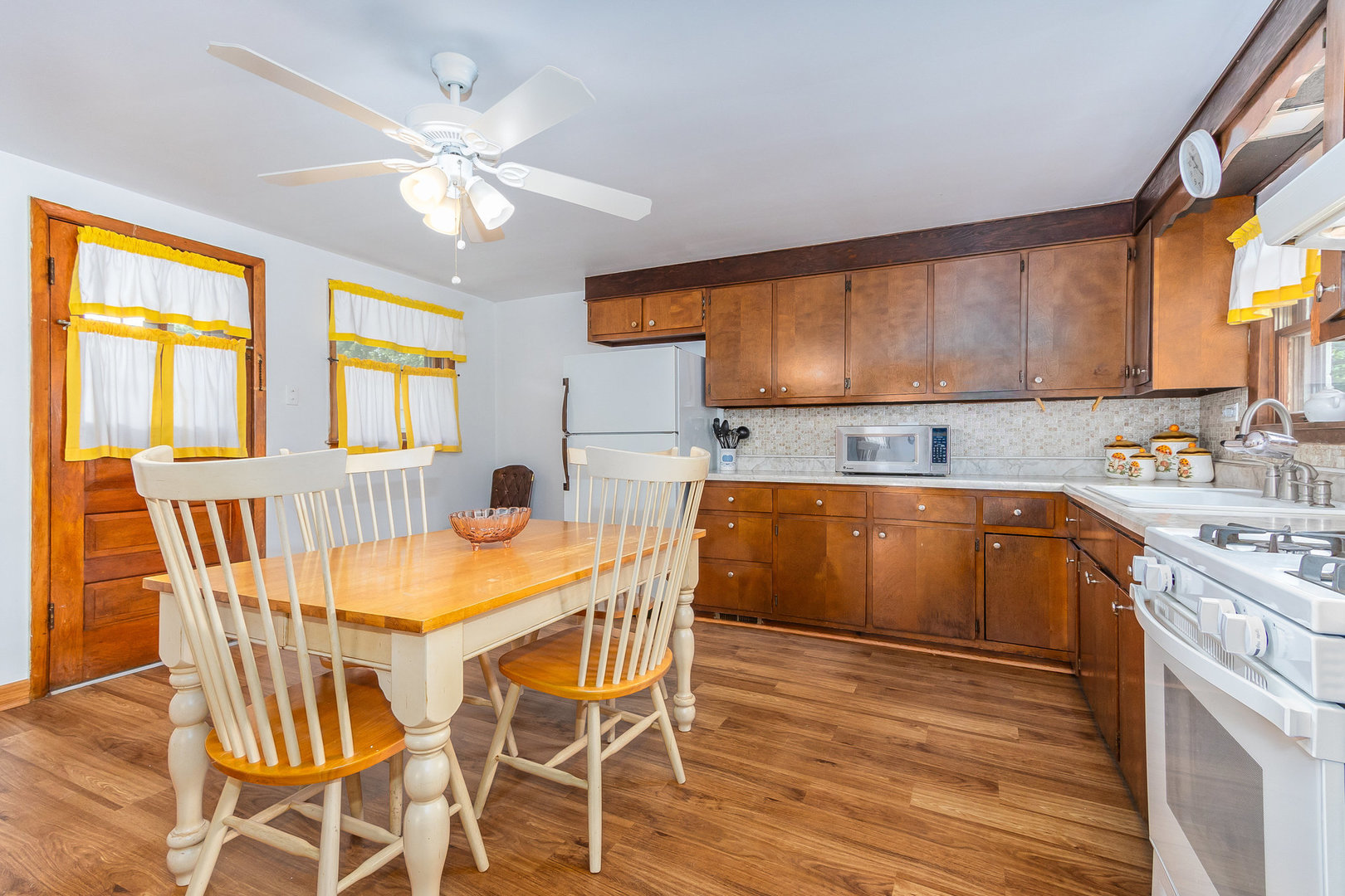 95 West 34th Street Steger, IL 60475 - Photo 11 of 21 a kitchen with a dining table chairs and white cabinets