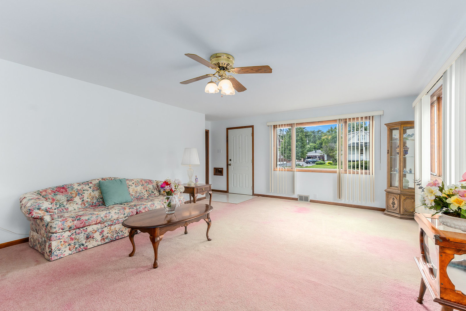95 West 34th Street Steger, IL 60475 - Photo 4 of 21 a living room with furniture and a window