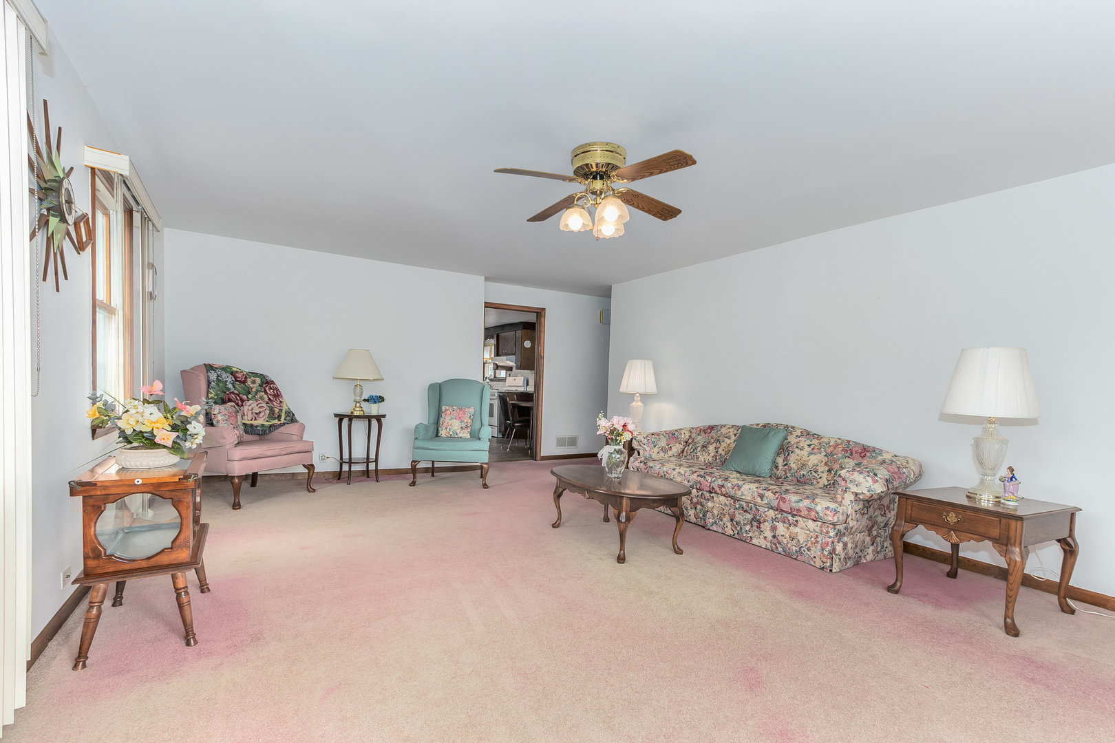 95 West 34th Street Steger, IL 60475 - Photo 9 of 21 a living room with furniture and a lamp