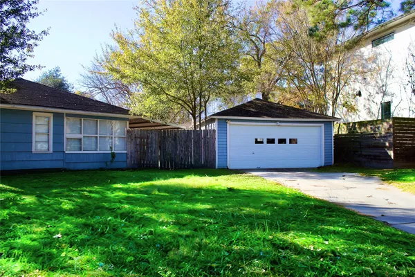 a view of front of a house with a yard