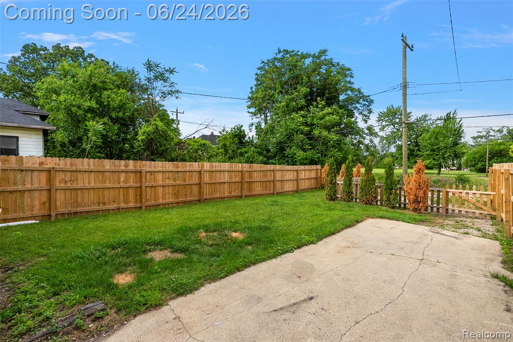 2476 Beals Street Detroit, MI 48214 - Photo 32 of 46