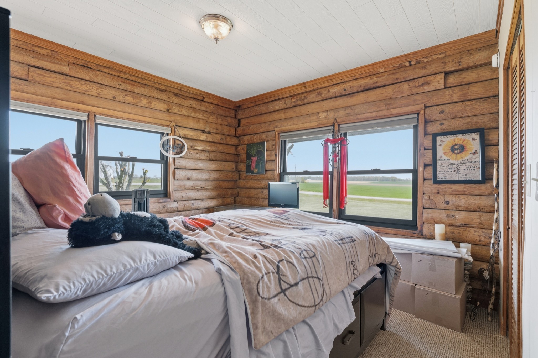 6660 Highland Road Portland, TN 37148 - Photo 19 of 34 a bedroom with a bed and a table