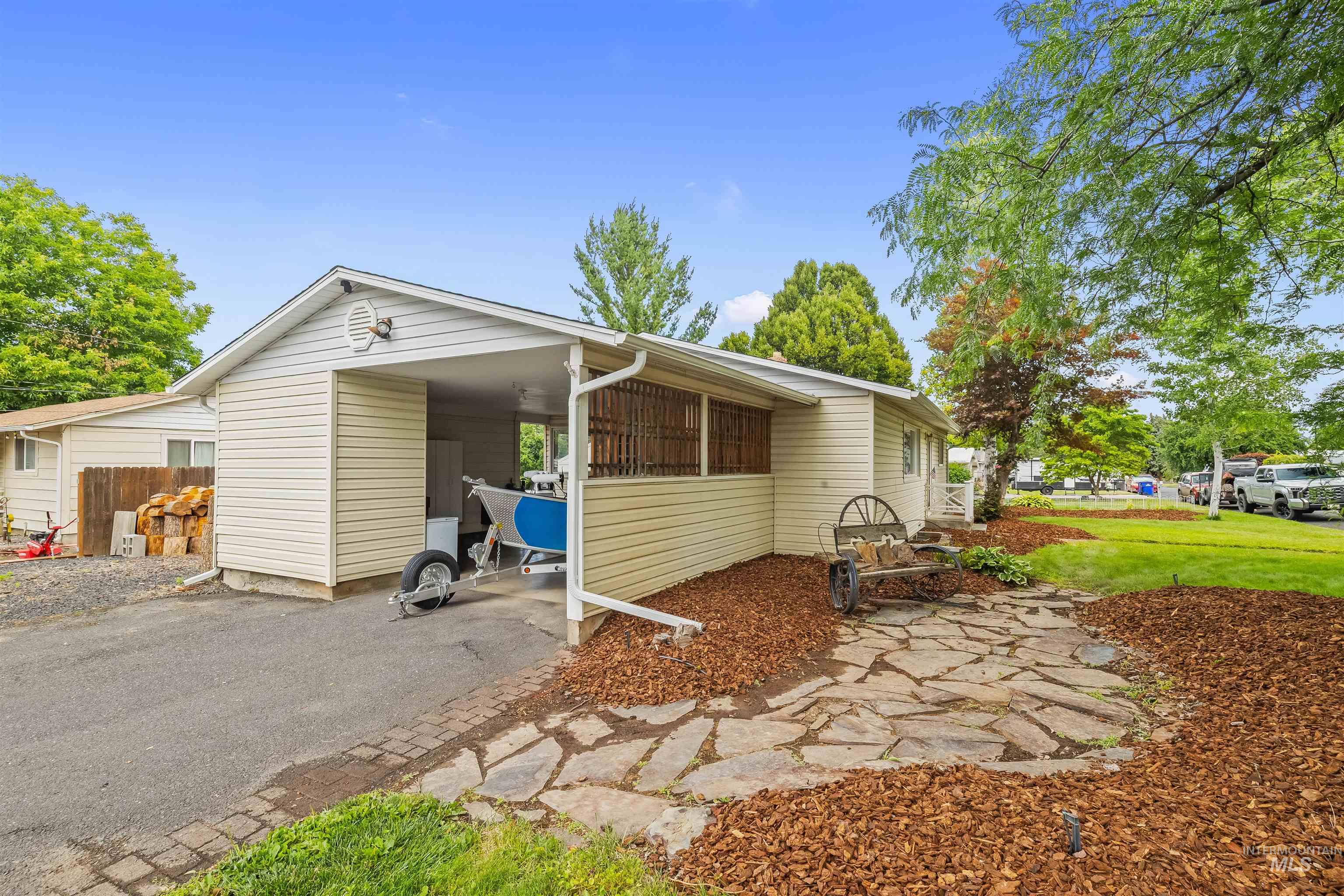 3620 18th Street Lewiston, ID 83501 - Photo 4 of 32 Covered carport parking with side entry