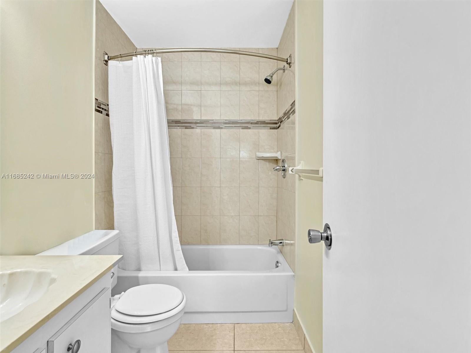 9185 Southwest 5th Street, Unit B Boca Raton, FL 33428 - Photo 7 of 38 a bathroom with a toilet a sink and bathtub
