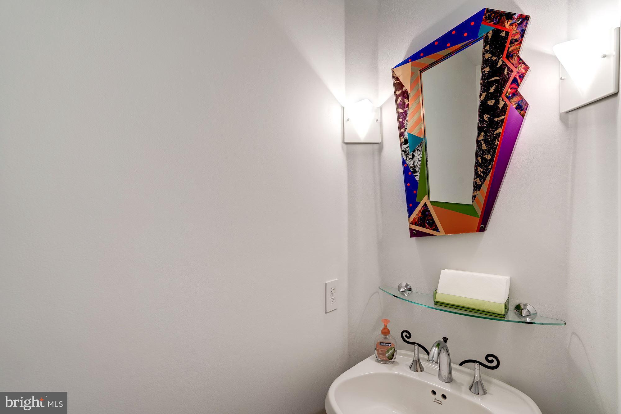 6424 Old Chesterbrook Road McLean, VA 22101 - Photo 22 of 50 Powder Room