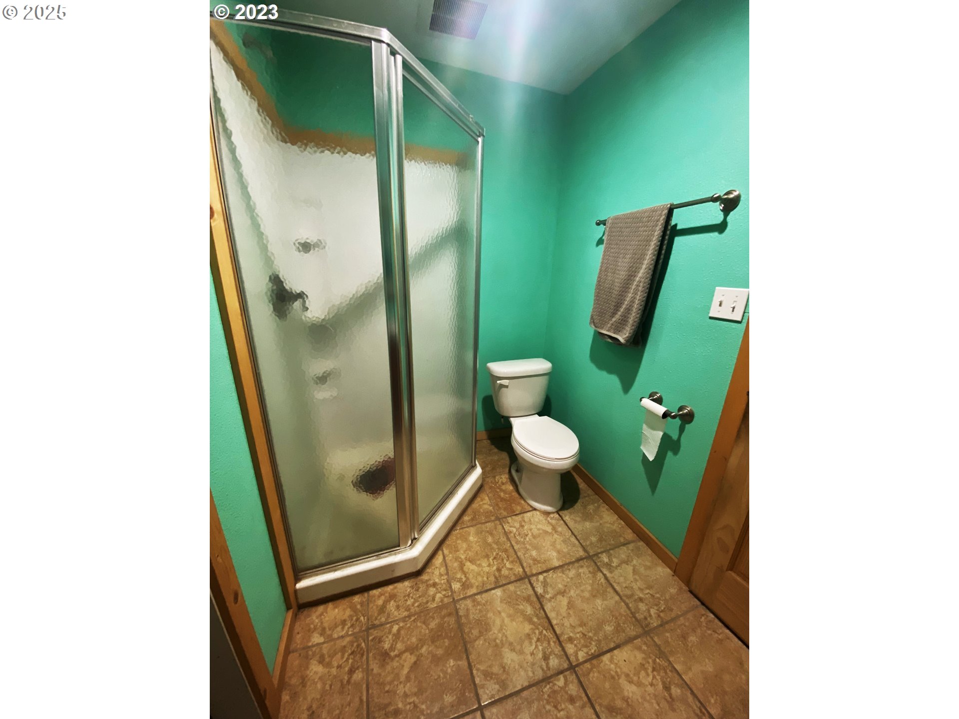 43768 Sunnyslope Road Baker City, OR 97814 - Photo 18 of 22 a bathroom with a toilet and a sink