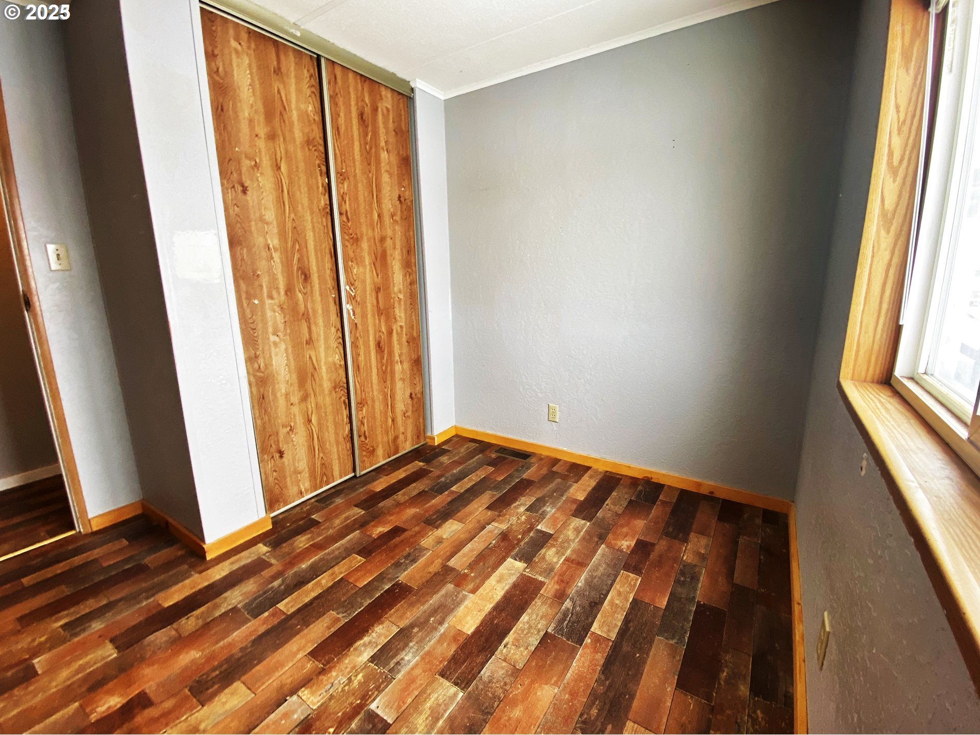 43768 Sunnyslope Road Baker City, OR 97814 - Photo 10 of 22 a view of a room with wooden floor and front door