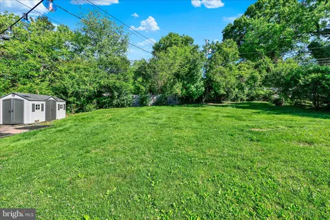 a view of a house with backyard and garden