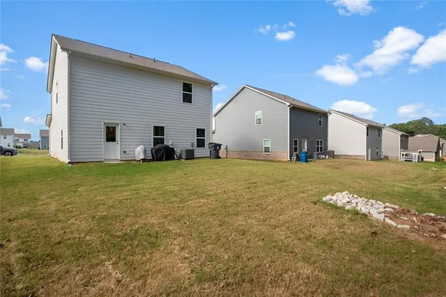 a view of a house with a yard