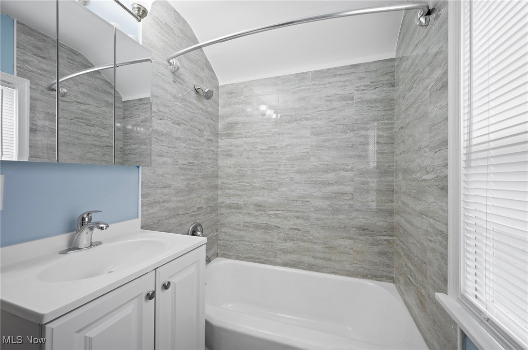 1095 Woodview Road Cleveland, OH 44121 - Photo 16 of 25