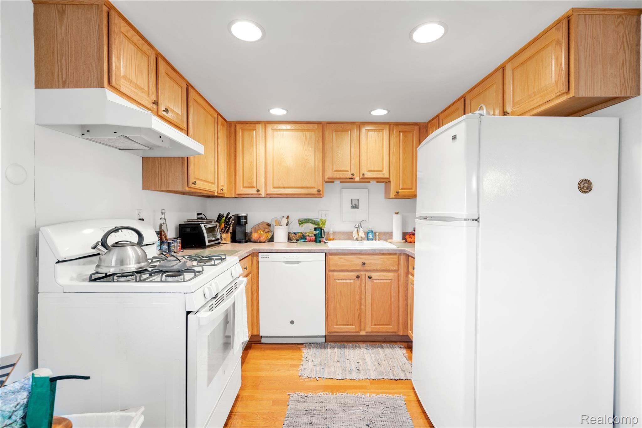 3146 Summers Road, Unit 17 Keego Harbor, MI 48320 - Photo 7 of 22 Kitchen (All Appliances Stay)