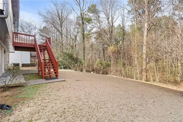 a view of a house with backyard