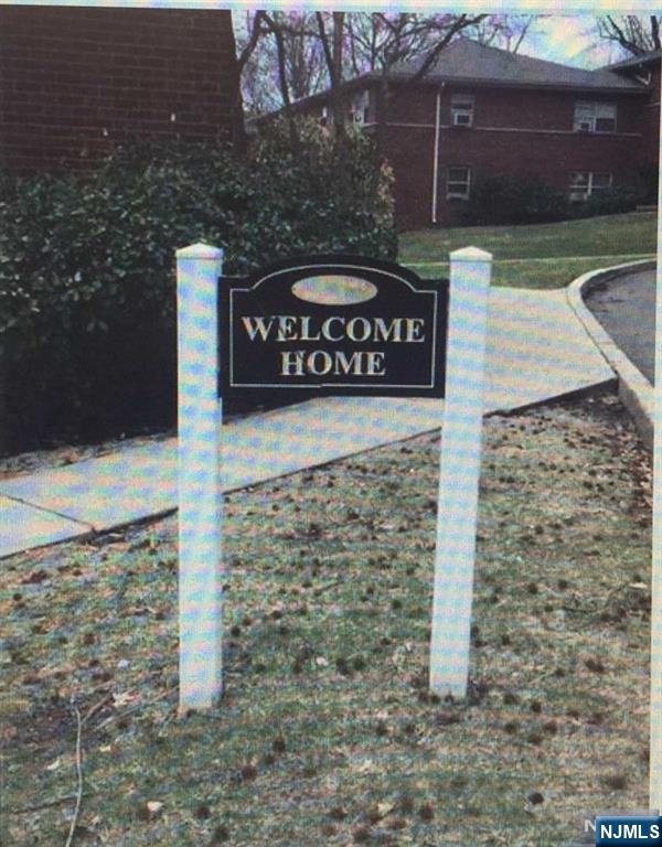 280-320 Oak Street, Unit 306TG Ridgewood, NJ 07450 - Photo 22 of 22 a street sign on a brick wall