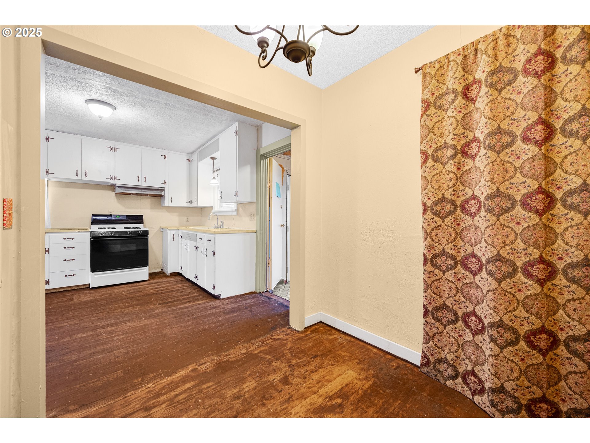 948 Southwest Maple Street Dallas, OR 97338 - Photo 13 of 28