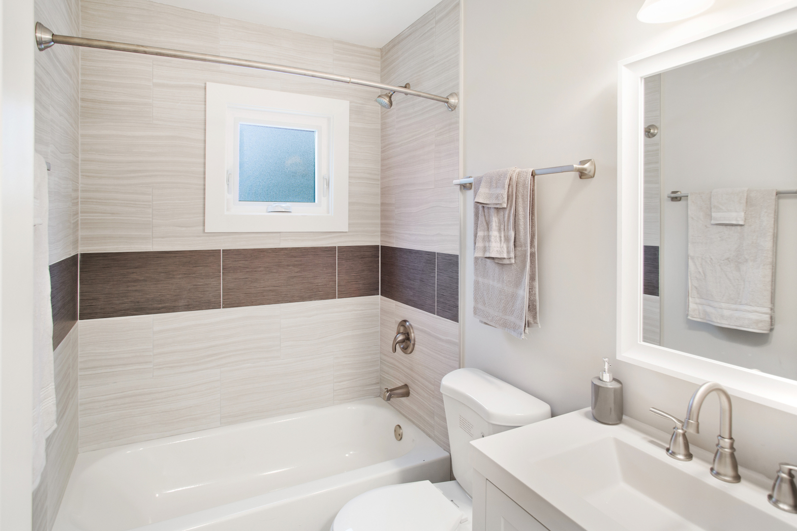 715 Anthony Trail Northbrook, IL 60062 - Photo 14 of 20 a bathroom with a bathtub and a sink