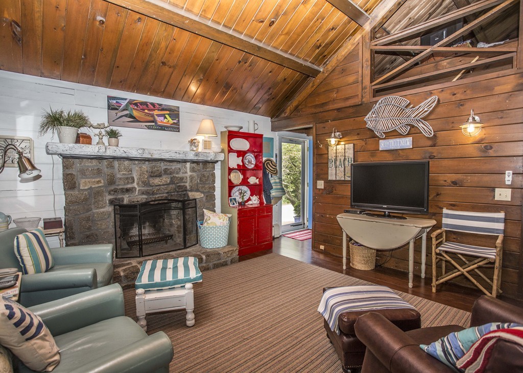 19 Smith Street Fairhaven, MA 02719 - Photo 2 of 21