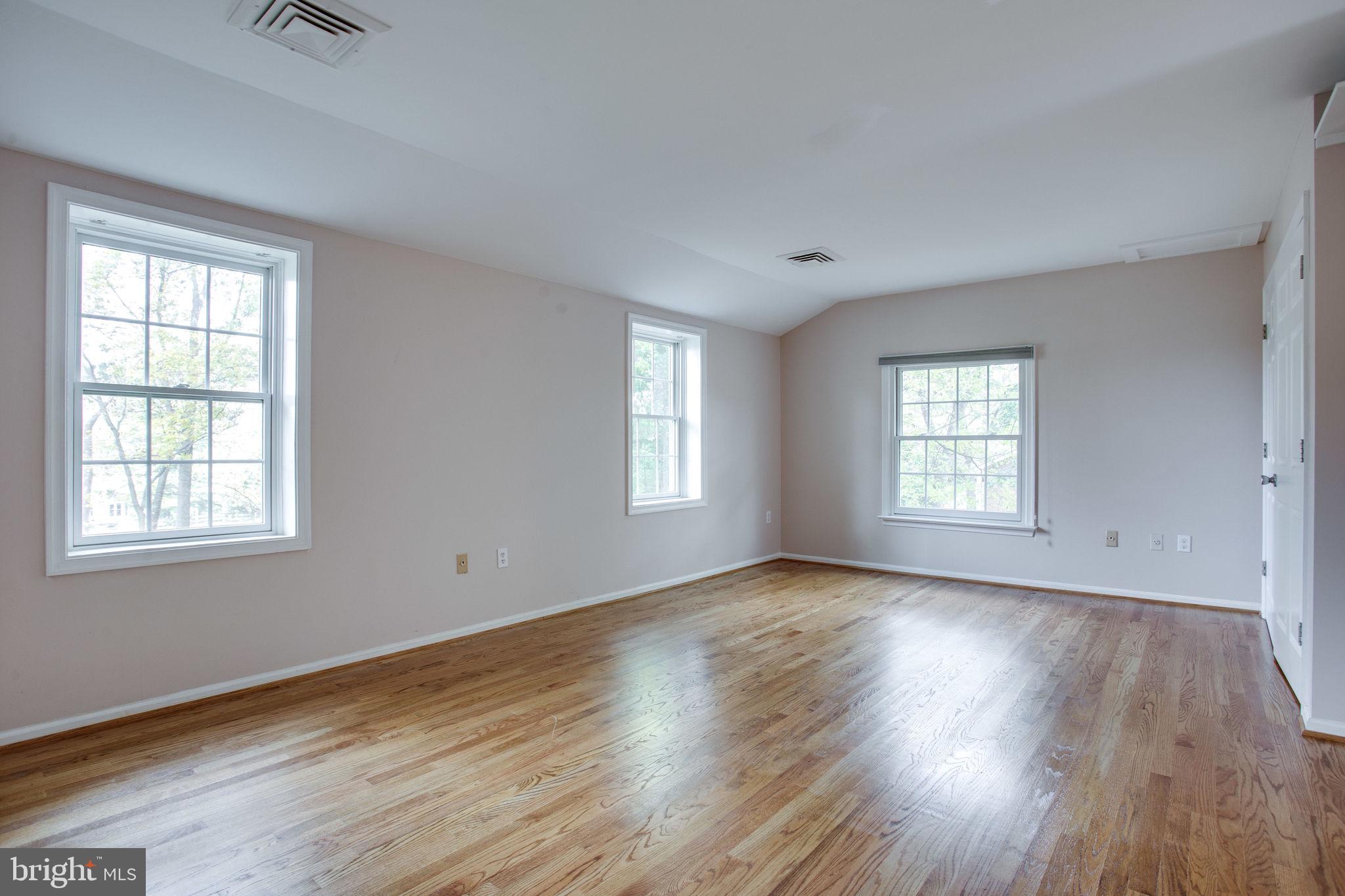 9713 Clarks Crossing Road Vienna, VA 22182 - Photo 25 of 36 Large & Bright Maine Suite