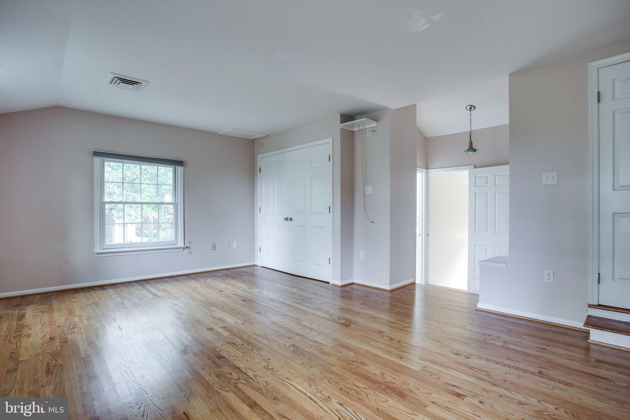 9713 Clarks Crossing Road Vienna, VA 22182 - Photo 26 of 36 Large & Bright Maine Suite