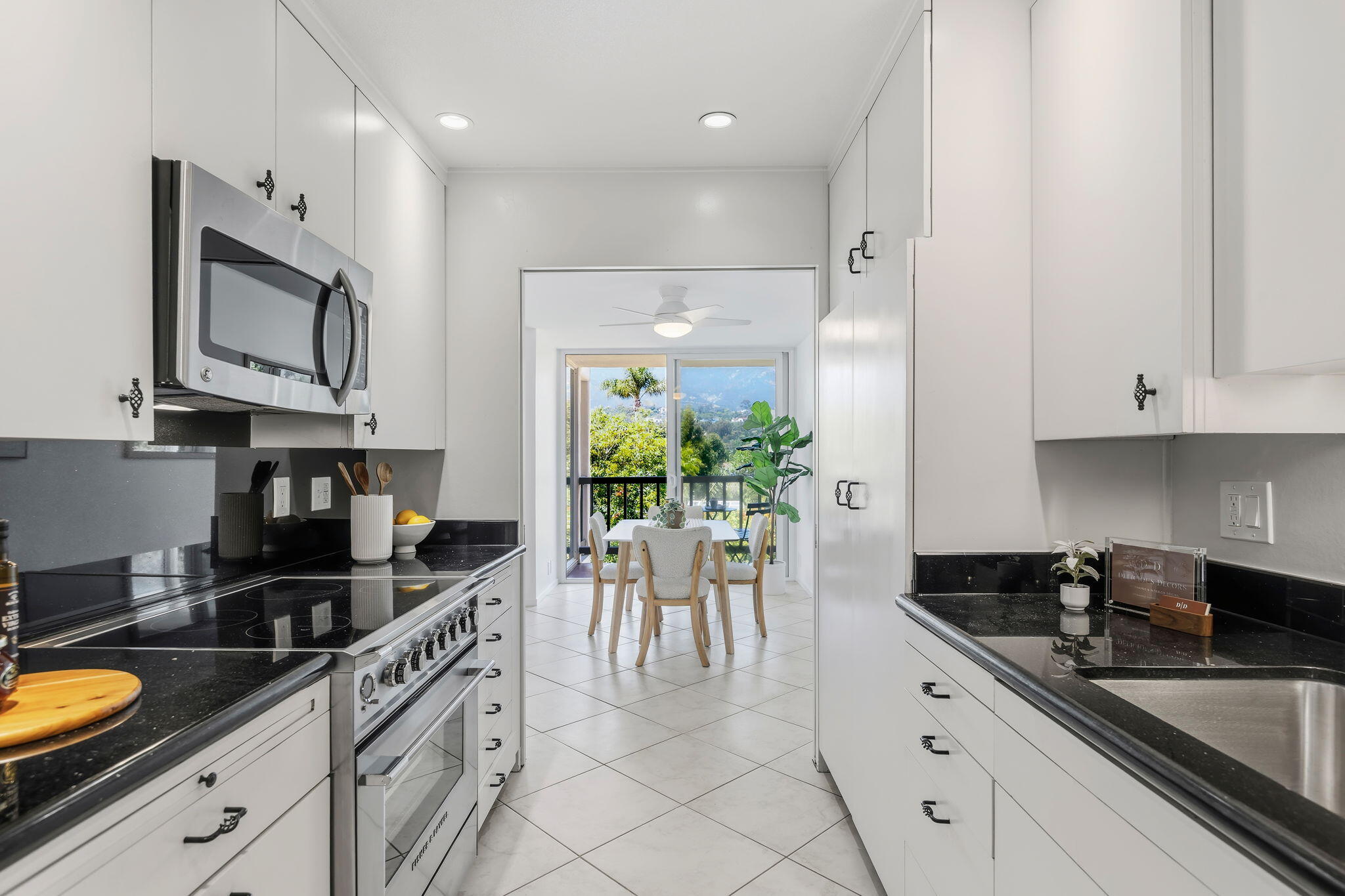 1032 Fairway Road Montecito, CA 93108 - Photo 9 of 26 Kitchen/dining