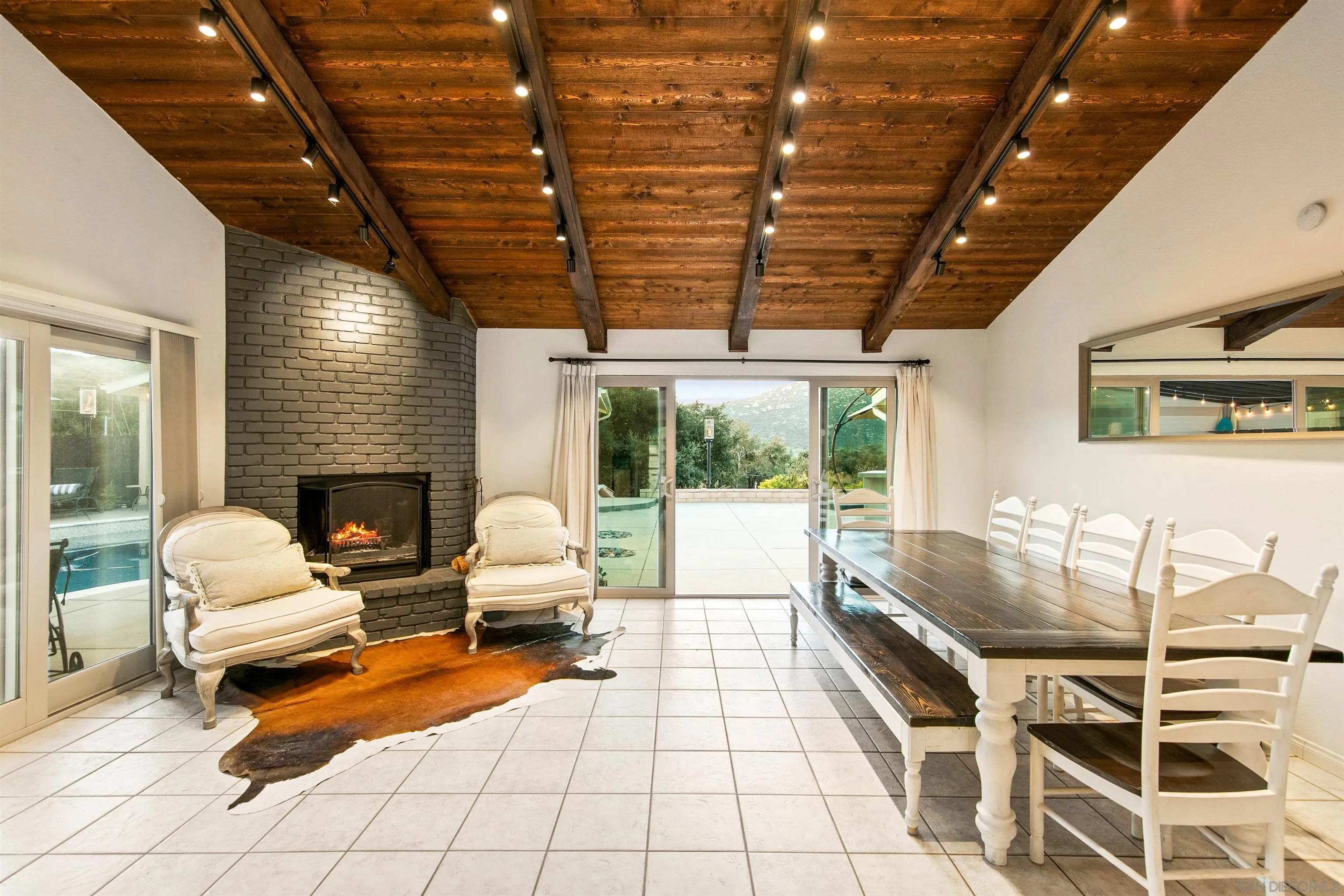 580-582 South Grade Road Alpine, CA 91901 - Photo 10 of 40 a living room with furniture