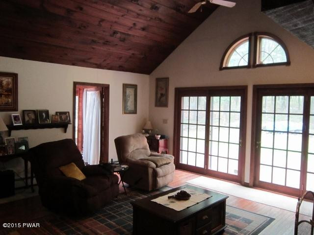 16 Deer Run Road Hawley, PA 18428 - Photo 17 of 33 18 Welcoming living room (640x480)