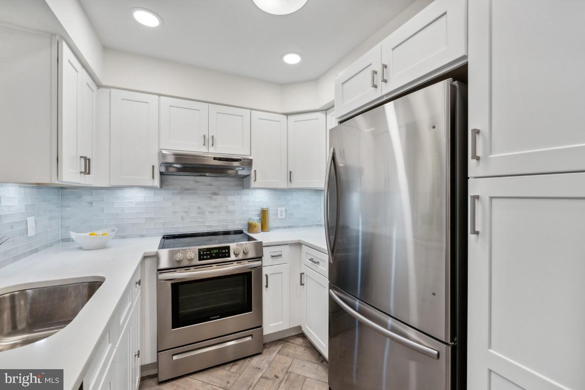 2229 Lovedale Lane, Unit 302B Reston, VA 20191 - Photo 7 of 25 Stainless steel appliances