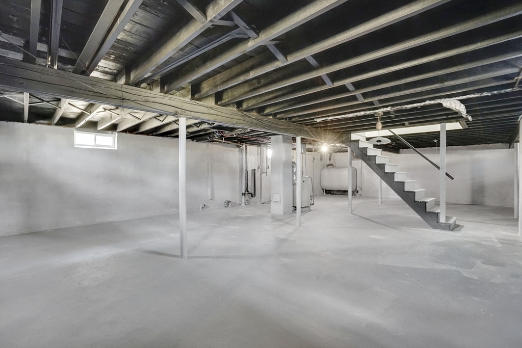 116 Carr Street Springfield, MA 01118 - Photo 23 of 35