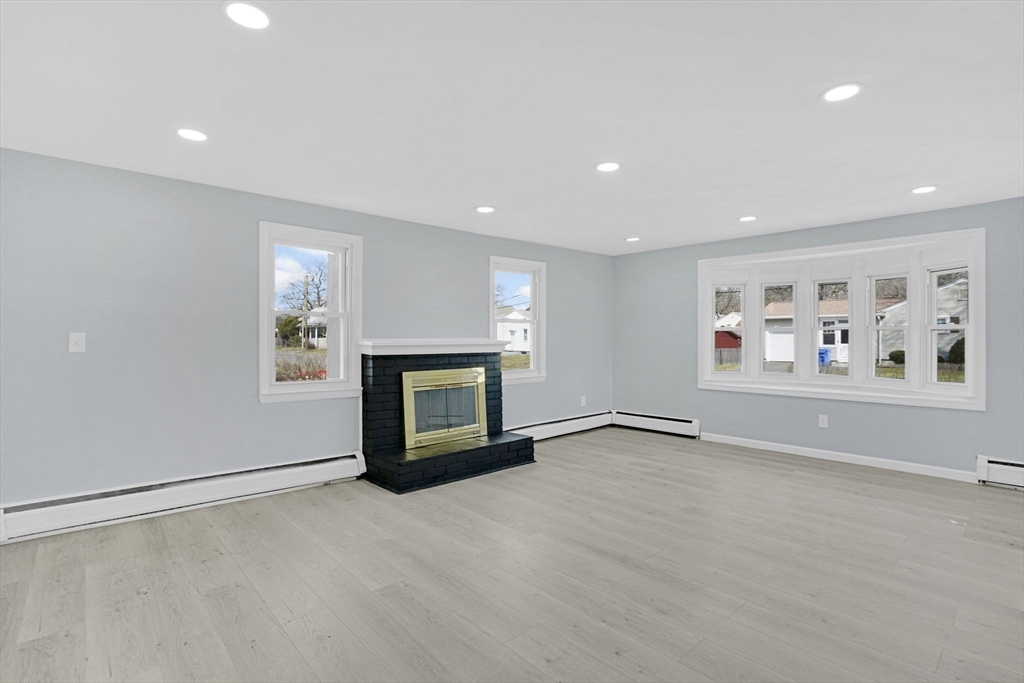 116 Carr Street Springfield, MA 01118 - Photo 9 of 35