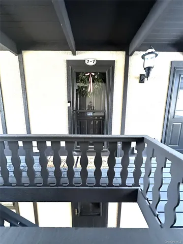 a view of a yard with a house