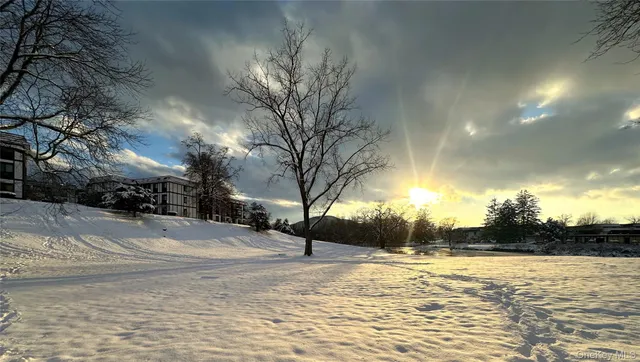 a view of a very nice looking building