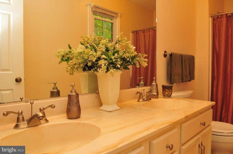 8122 Counselor Road Manassas, VA 20112 - Photo 6 of 29 Bath