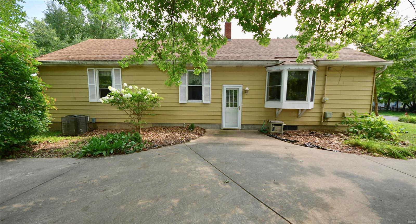 1026 Schwarz Road Edwardsville, IL 62025 - Photo 2 of 34 Gallery Image 2