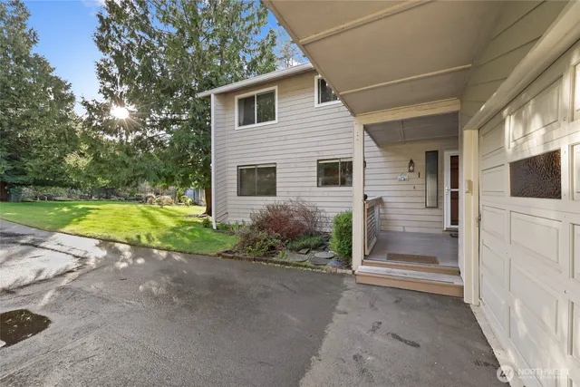 a view of a house with backyard and garden