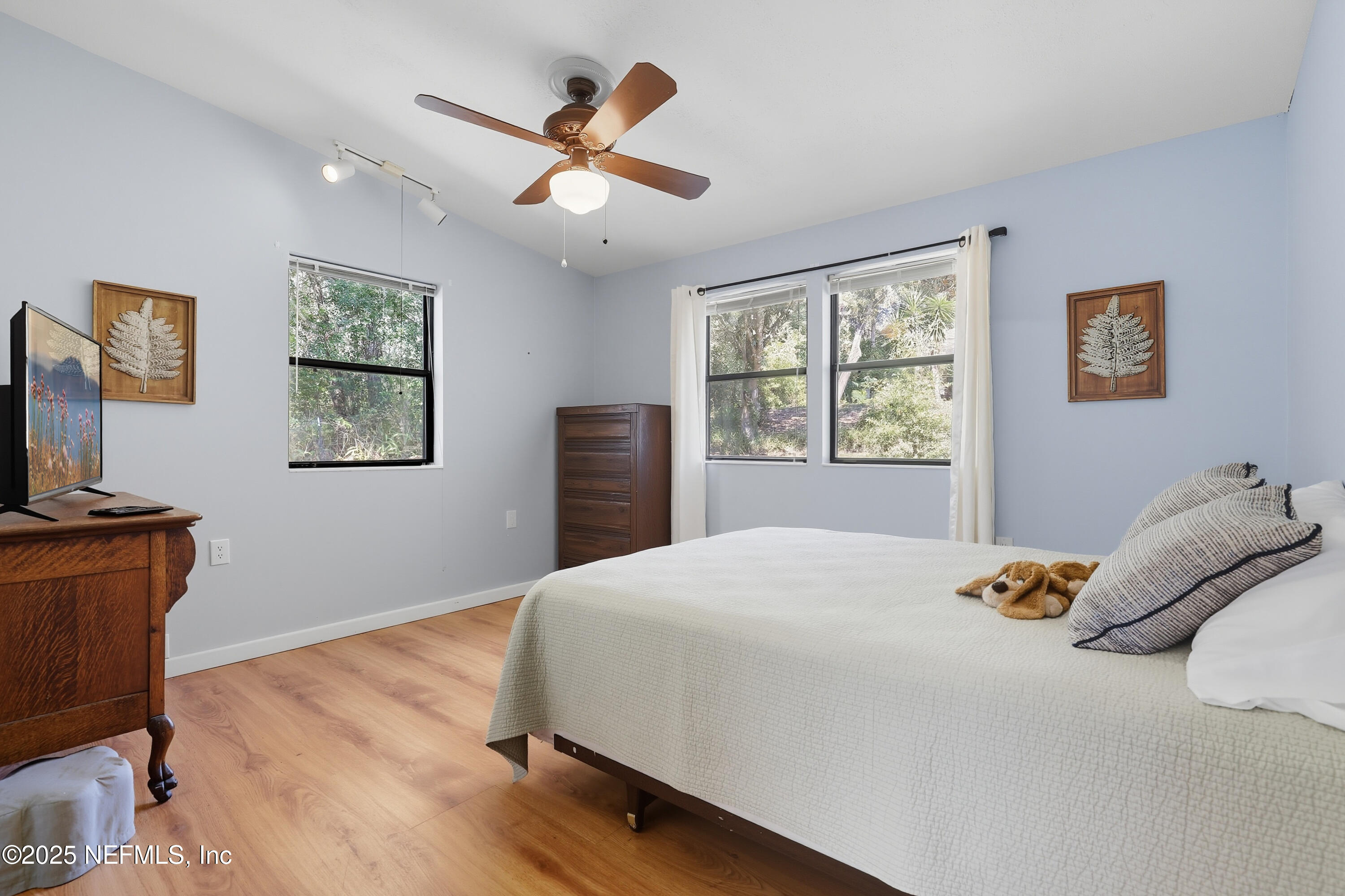 6470 Brooklyn Bay Road Keystone Heights, FL 32656 - Photo 25 of 56 a bedroom with a large bed and a window