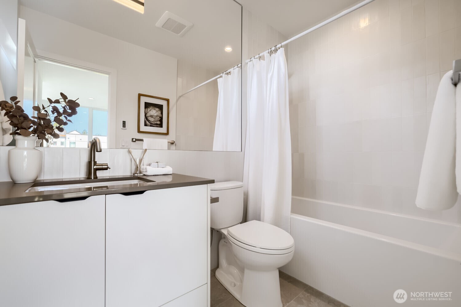813 Northeast 90th Street Seattle, WA 98115 - Photo 15 of 35